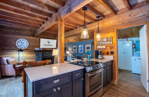 Sunriver Cabin | Ranc27 - Charming Cabin, Bikes, Community Pool