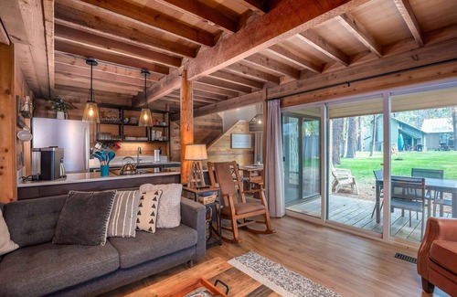 Sunriver Cabin | Ranc27 - Charming Cabin, Bikes, Community Pool