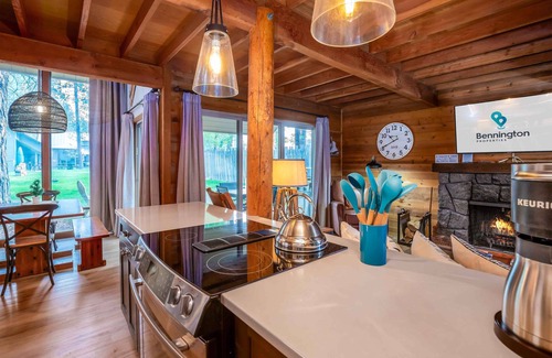 Sunriver Cabin | Ranc27 - Charming Cabin, Bikes, Community Pool