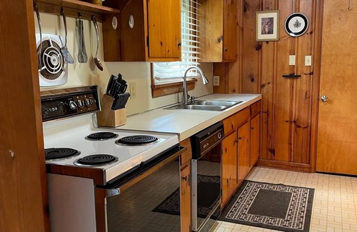 Durham House | Ranch home, 3 private bedroom suites with full private bathrooms, near Duke Univ