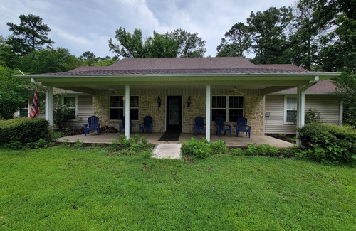 Mount Vernon House | Ranch house surrounded by peace and quiet in the tall pines.