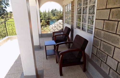 Kiamuturi Cabin | Ranges View Lodge - Triple Room with Private Bathroom