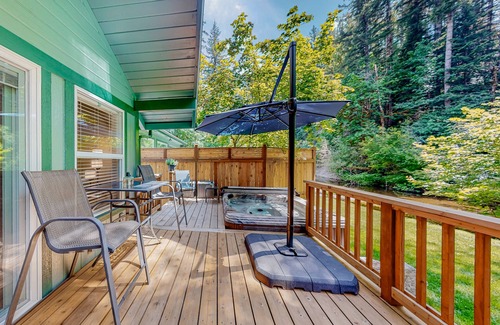 Mason County House | Rare, dog-friendly riverfront retreat with hot tub access plus kayaks & AC