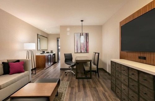 Berkeley Heights Hotel | Rare Find! Indoor Pool, Free Breakfast, Pet-Friendly Property, Parking Onsite!