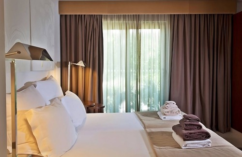 Albufeira Hotel | Rare Gem! Spacious Villa with Kitchen, Private Balcony! Pools and Beach Access!