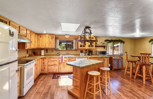 Parks Cabin | Rare, Log Cabin Treasure! Close to Grand Canyon /Now with Wi-Fi!
