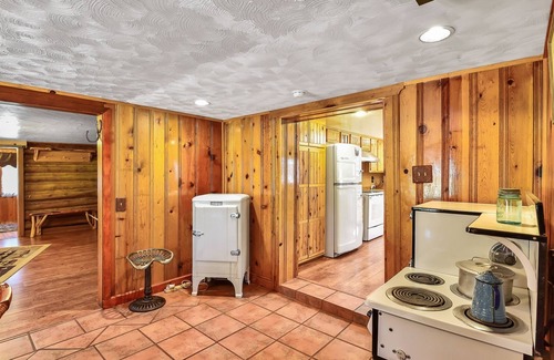 Parks Cabin | Rare, Log Cabin Treasure! Close to Grand Canyon /Now with Wi-Fi!