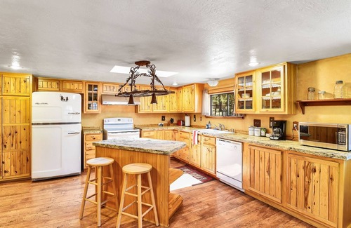 Parks Cabin | Rare, Log Cabin Treasure! Close to Grand Canyon /Now with Wi-Fi!