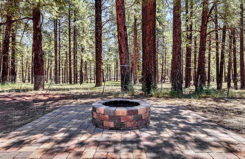 Parks Cabin | Rare, Log Cabin Treasure! Close to Grand Canyon /Now with Wi-Fi!