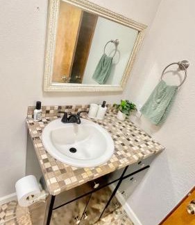 El Paso Apartment | Rare to find 2 bedrooms 1 King bed & 2 Twins beds 2 bathrooms