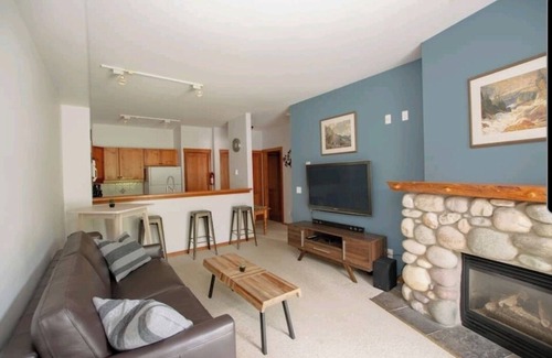 East Kootenay House | Rare Upper Village Townhouse w/a garage for gear and tuning!