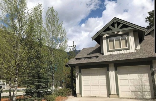 East Kootenay House | Rare Upper Village Townhouse w/a garage for gear and tuning!