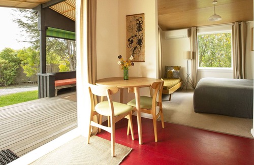 Mapua Cottage | Rata Cottage, beautifully renovated 1950’s apple pickers’ cottage.