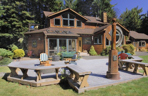 Trinidad House | Raven Ridge Retreat - Redwoods, Hot Tub & Firepit!