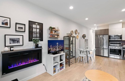 University District House | Ravenna Trailside Retreat Walk to UW and U-Village