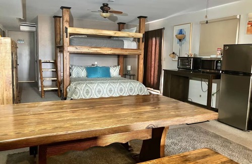 Westcliffe Hotel | Ravens Fun Bunkhouse with Fire Pit/Grill & Patio