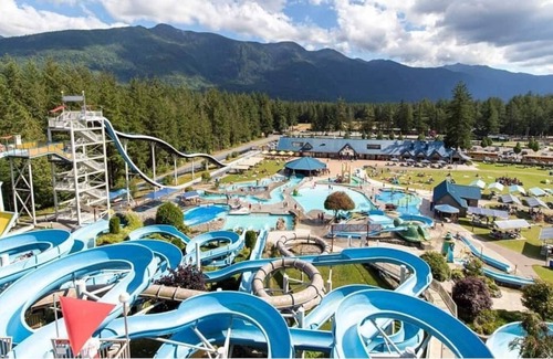 Lindell Beach Cottage | Ravenwood Cottage at Cultus with Pool & Hot Tub