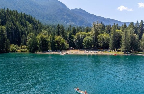 Lindell Beach Cottage | Ravenwood Cottage at Cultus with Pool & Hot Tub