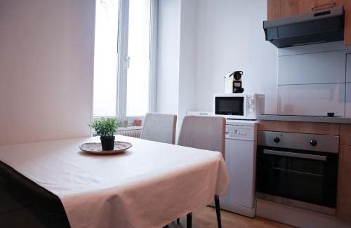 Mulhouse Apartment | RDC Parfait pour halte et séjour 2 chambres, tram-train, autoroute à proximité, parking gratuit