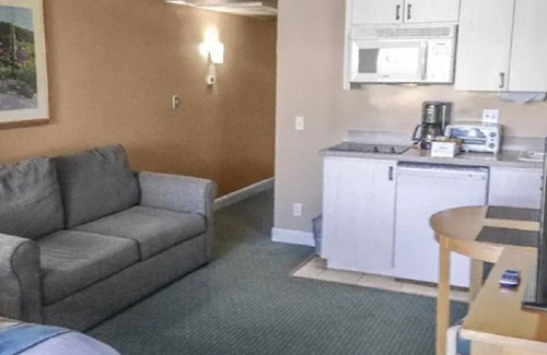 Canyon Corridor Condo | RE-IMAGINE PALM SPRINGS! Jr Villa for 4! MEGA POOL