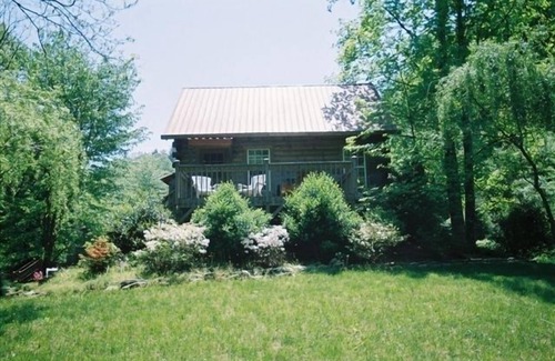 Deep Gap Cabin | Real Log Cabin, Beautiful Rushing Trout Stream, Hot Tub, Wifi.