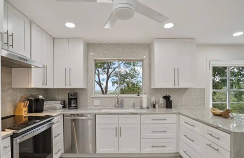 Highland Hills House | Recently Renovated- Event/Group Friendly w/Stunning Views, Hot Tub, Pickleball