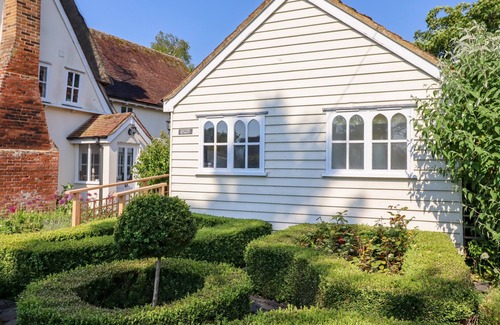 Kettlebaston Cottage | RECTOR'S RETREAT, romantic, with a garden in Bildeston