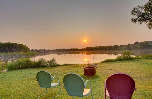 Custer County House | Red Bluff Inn & Retreat w/Entire Ranch on Lake!