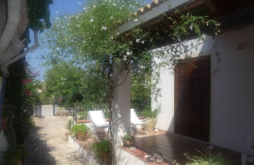 Macari Villa | Red bougainvillea - sea view - 2 steps from the bay. Parking - WiFi