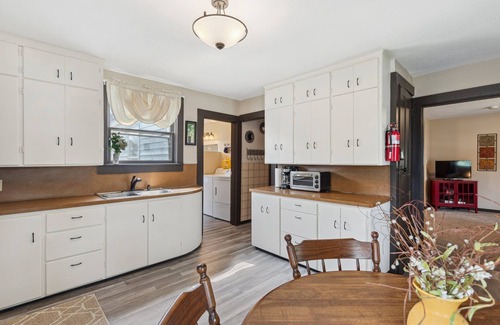 Lake City House | Red Hibiscus House - 3 Blocks from Lake Pepin