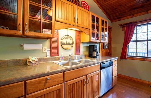 Sevierville Cabin | Red Leaf Lodge nPeaceful Cabin for 6 with Hot Tub