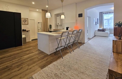 Mariahilf Apartment | Red Orange Palm