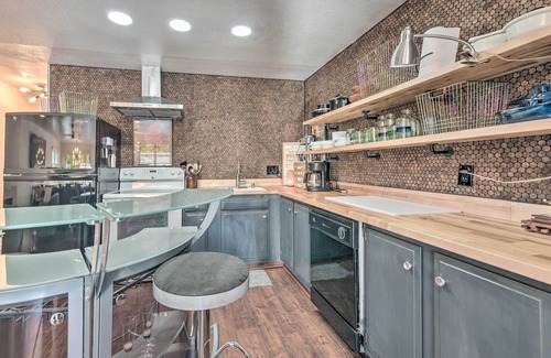 Red River Condo | Red River Condo on Main Street w/Mtn View!