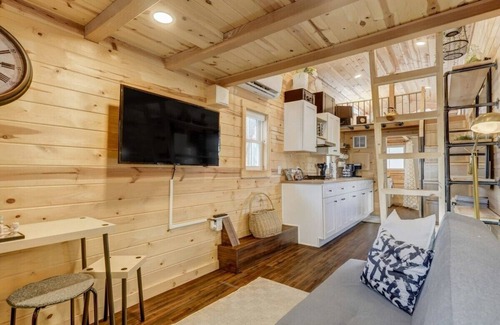 Colorado Springs Cabin | Red Rock Roost! Posh Studio near Hiking Trails