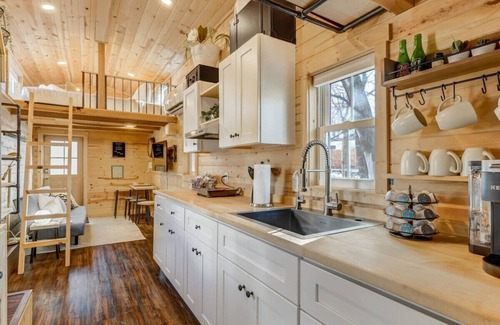 Colorado Springs Cabin | Red Rock Roost! Posh Studio near Hiking Trails