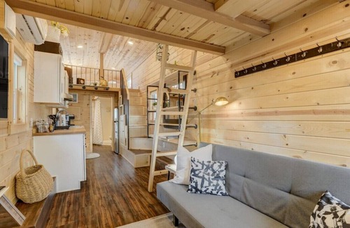 Colorado Springs Cabin | Red Rock Roost! Posh Studio near Hiking Trails