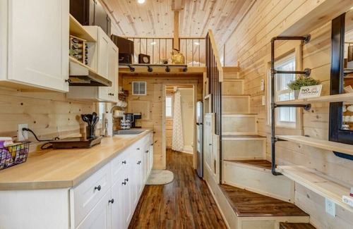 Colorado Springs Cabin | Red Rock Roost! Posh Studio near Hiking Trails