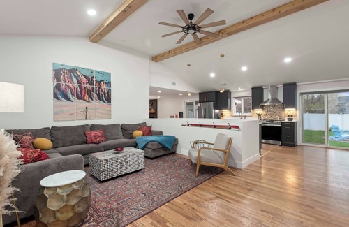 Barths House | Red Rocks + HOT TUB + Bocce Ball + PICKLEBALL+ Fire Pit + 8 Beds + ARCADE