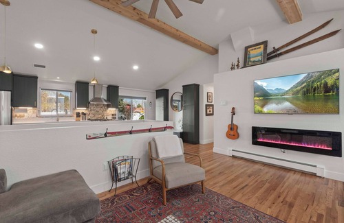 Barths House | Red Rocks + HOT TUB + Bocce Ball + PICKLEBALL+ Fire Pit + 8 Beds + ARCADE