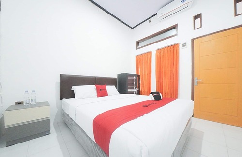 Banyuwangi Hotel | RedDoorz Syariah near Mall Roxy Banyuwangi 2