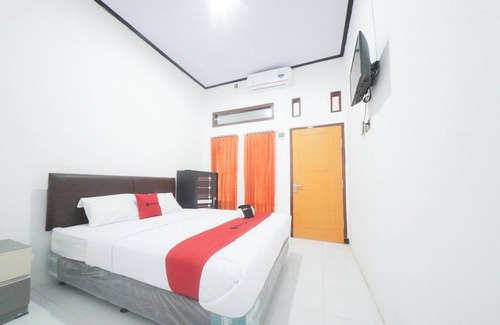 Banyuwangi Hotel | RedDoorz Syariah near Mall Roxy Banyuwangi 2