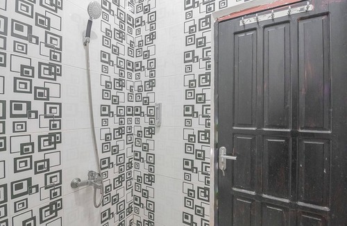 Penajam Hotel | RedDoorz Syariah near Taman Rozeline Penajam