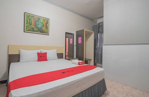 Penajam Hotel | RedDoorz Syariah near Taman Rozeline Penajam