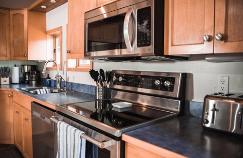 Central Kootenay Ski Chalet | Redfish Lakehouse - Lakefront & Dog Friendly - 3 bedroom/2 bath
