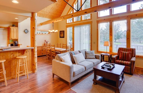 Redmond Cabin | Redmond Retreat: Fireplace, Resort Pool & Hot Tub