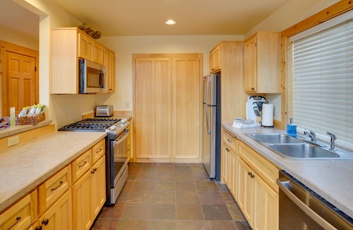 Redmond Cabin | Redmond Retreat: Fireplace, Resort Pool & Hot Tub