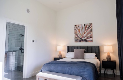 Stonewall Cabin | Redstone/Casita #1 - Private Porch, Luxury, Country Feels, Walk to Wineries n