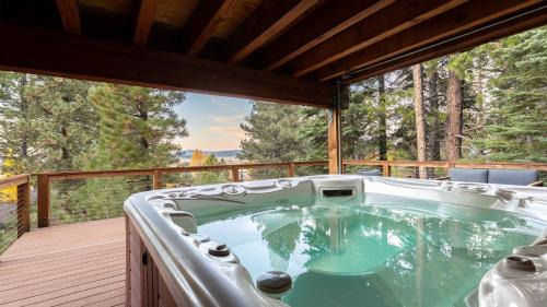 Truckee House | Redwood by AvantStay Secluded Cabin w Views Spa 5mins to NorthStar