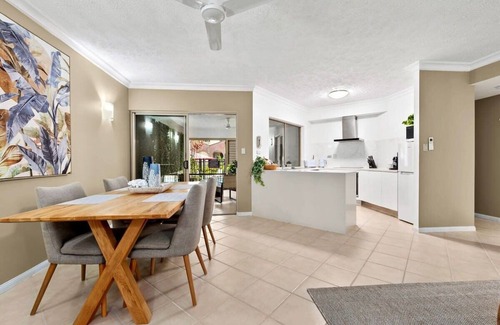Edge Hill Apartment | Reef Apartment Cairns - 4 Pools, Resort & BBQ