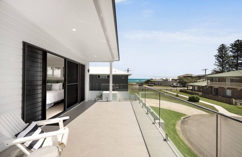 Anna Bay House | REEF Luxury Home, Ocean View, Large Pool & Hot Spa